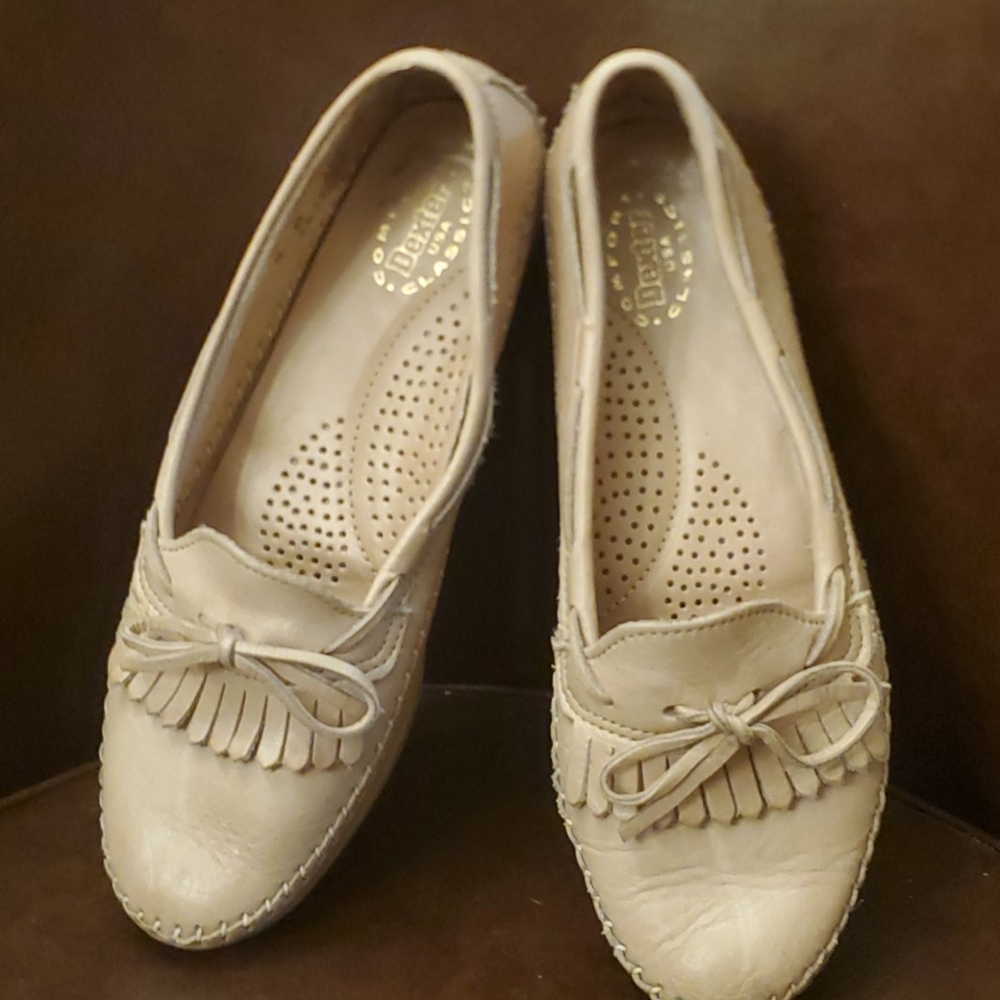 Dexter woman's taupe leather loafers slightly worn